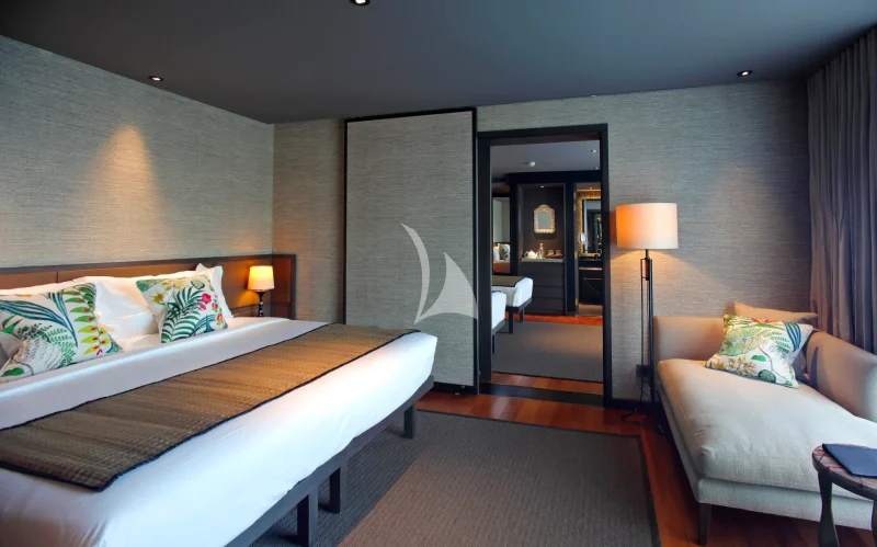 Interconnecting suite with lounge setup
