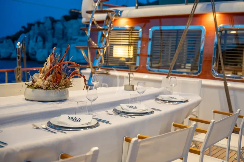 Deck dining detail